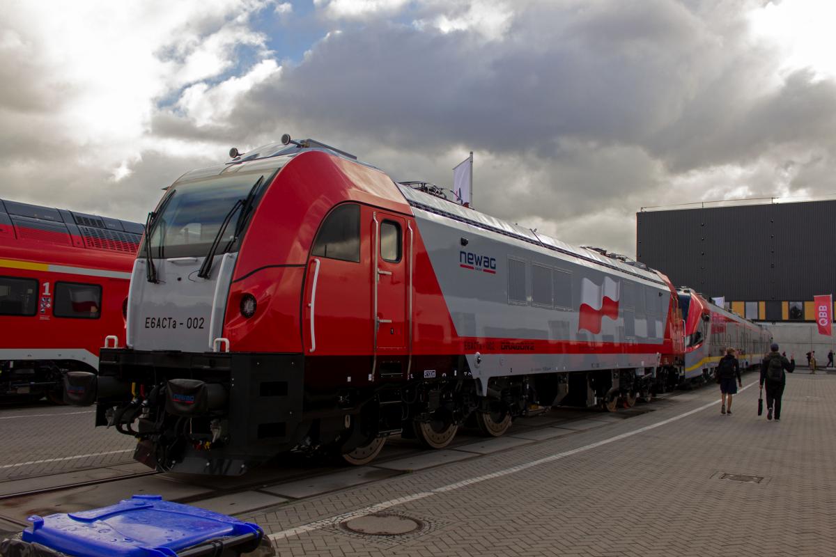 Der polnische Hersteller Newag war auer mit dem Impuls-Triebwagen auch mit einer sechsachsigen Elektrolokomotive vertreten, die vom Hersteller als Dragon bezeichnet wird. Whrend die Lok auf der Innotrans noch die etwas sperrige Herstellerbezeichnung E6ACTa-002 trug, wurde sie einige Monate spter an PKP Caargo verkauft und besitzt mittlerweile die Bezeichnung ET25-002.