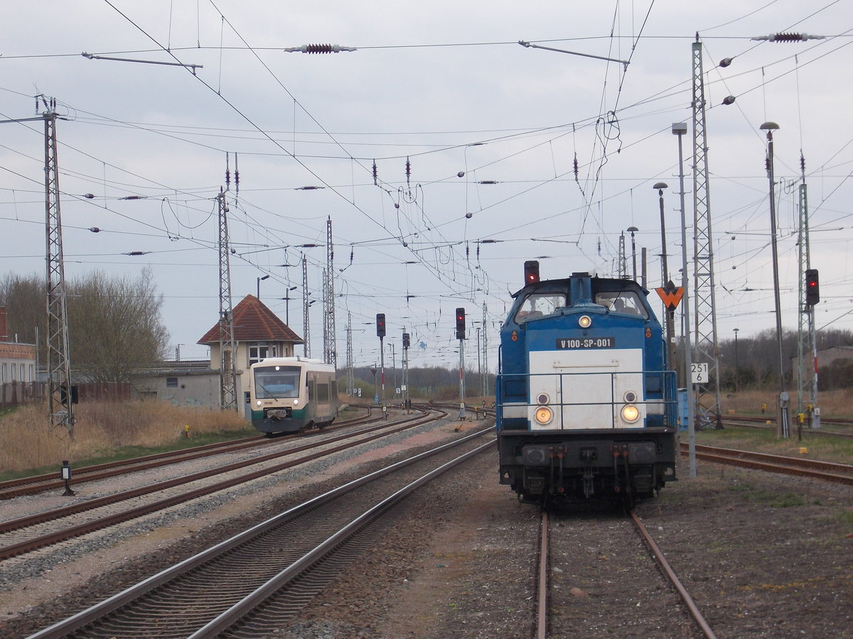 Der PRESS VT650 032-4 und die Spitzke V100-SP-01,am 18.April 2016,in Bergen/Rügen.