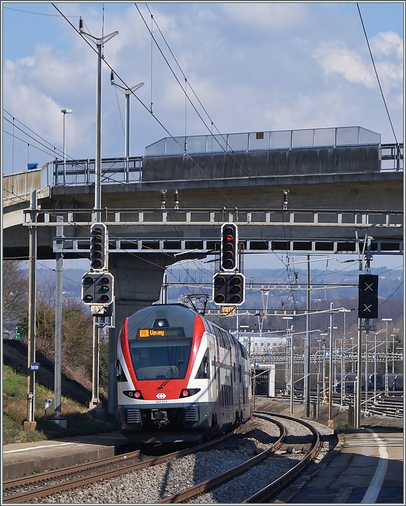 Der RABDe 511 111 als RE 2719 von Genve nach Vevey fhrt in Lonay-Preveranges ohne Halt durch. Die Haupt und Vorsignale 4X und 4W werden in Blde durch neuen Signale im Hintergrund ersetzt.
5. Mrz 2014