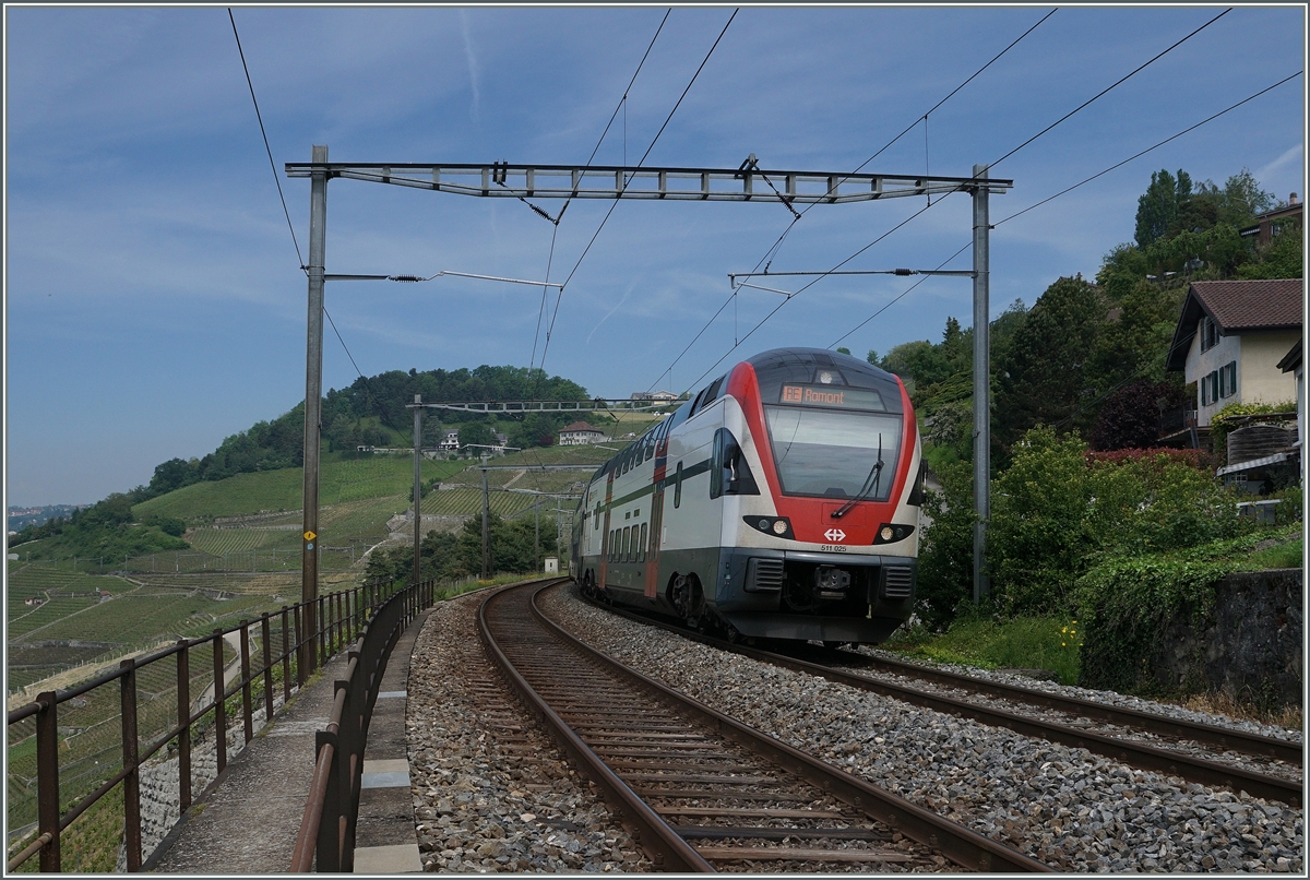 Der RABe 511 025 als RE nach Romont kurz vor Grandvaux.
26. Mai 2016