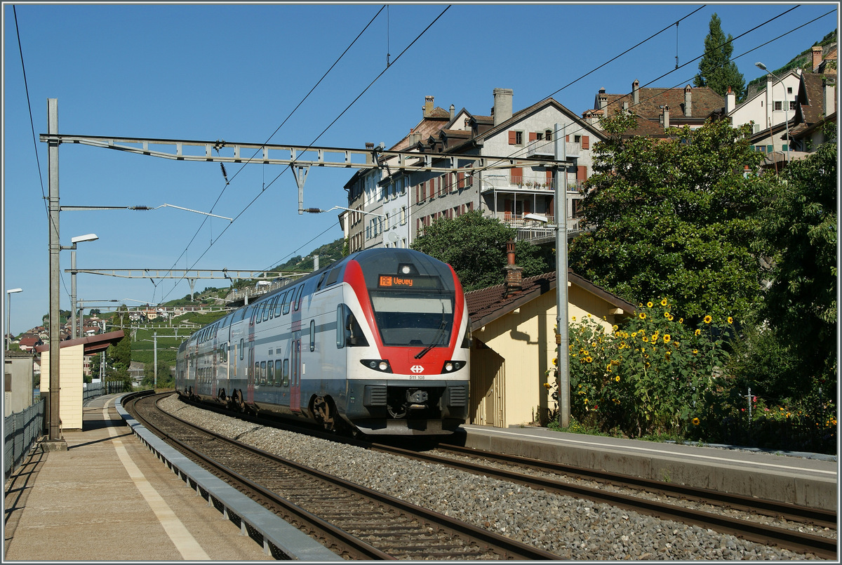 Der RABe 511 105 nach Vevey fhrt in St-Saphorin ohne Halt durch.
3. Sept. 2013