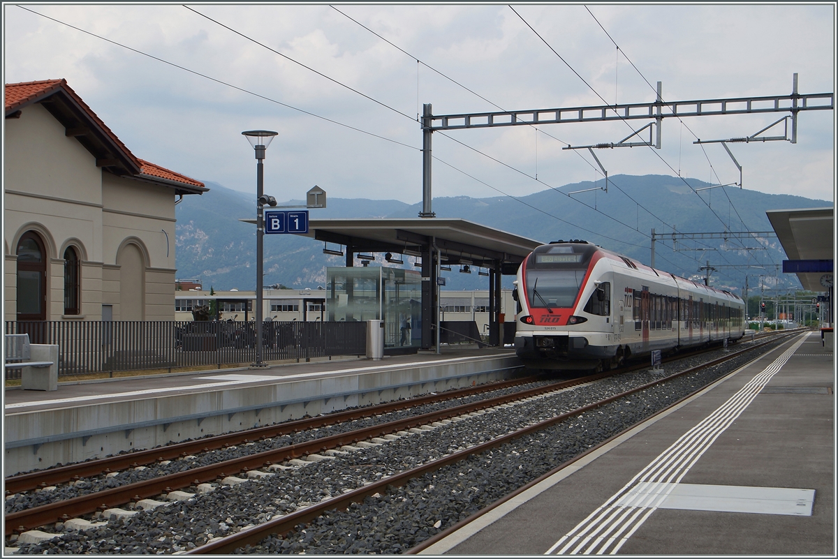 Der RABe 524 015 wartet in Stabio auf die Abfahrt als S 40 25476 nach Albate-Carmerlata.
Links im Bild das Empfangsgebäude von 1926.
22. Juni 2015