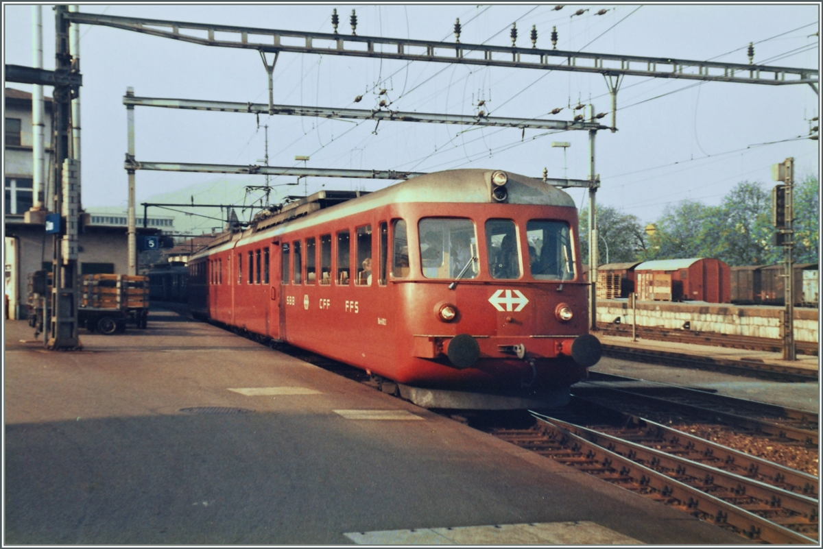 Der RAe 4/8 1023 in Olten im April 1985 auf einer Ausflugsfahrt. Der 1953 gebaute  Doppelpfeil  musste noch im selben Jahr nach einem Brand abgebrochen werden. 
Der RAe 4/8 1022 erreilte bereits 1977 nach einer Kollision das geleiche Schicksal, der 1939 gebaute RABe 4/8 1021  Churchillpfeil  hingegen ist auch heute noch im Einsatz. 
