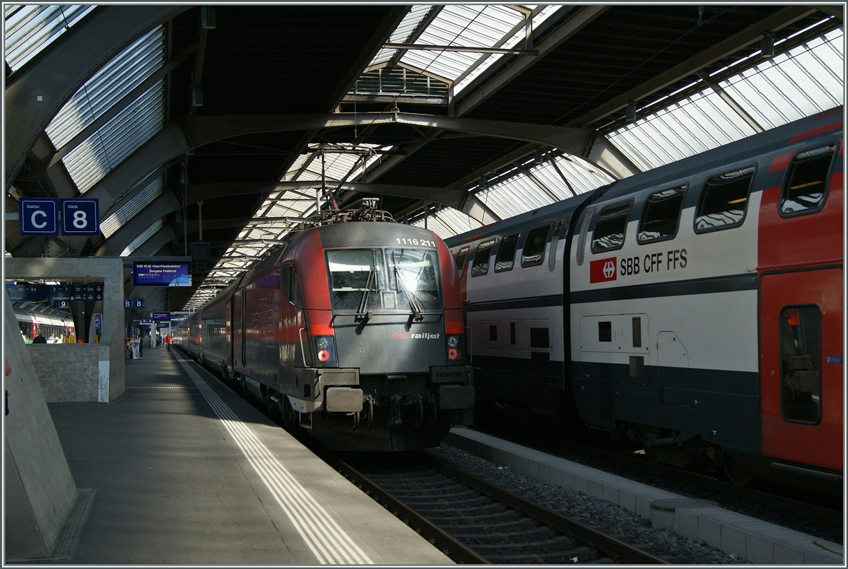 Der Railjet nach Wien mit der Zug- und Schublok 1116 211 wird in Zürich bereitgestellt. 
6. Juni 2015