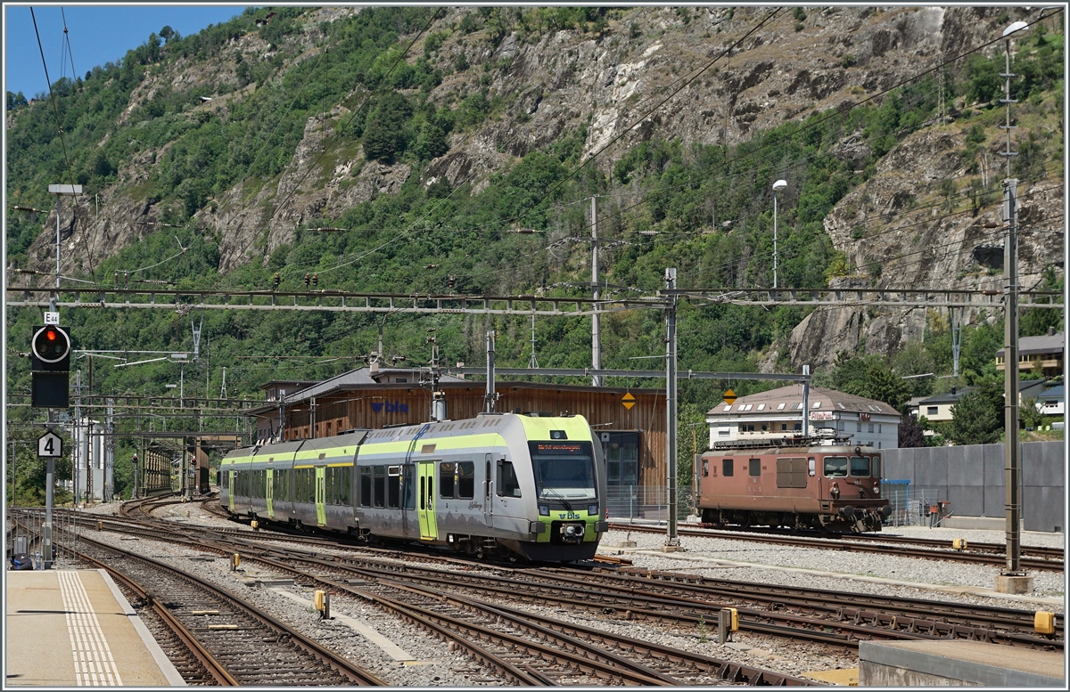 Der rangierende BLS RABe 535 106 ist eigentlich nur ein Element im Sinne der Bildgestaltung, das eigentliche Motiv ist die BLS Re 4/4 184 im Hintergrund, die am Morgen hier abgestellt wurde, wie ich dies vom Zug aus gesehen habe. 

25. Juni 2022