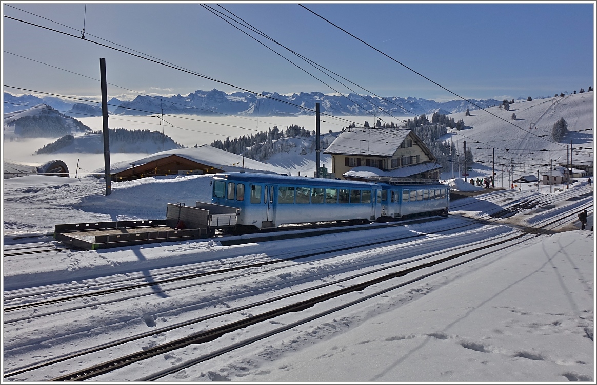 Der RB BDhe 12 (1949 SLM/SAAS) schiebt seine Bt und Vorstellwagen Richtung Rigi Kulm. Das Bild zeigt den Zug beim Halt in Rigi Staffel.
(24. Februar 2018) 