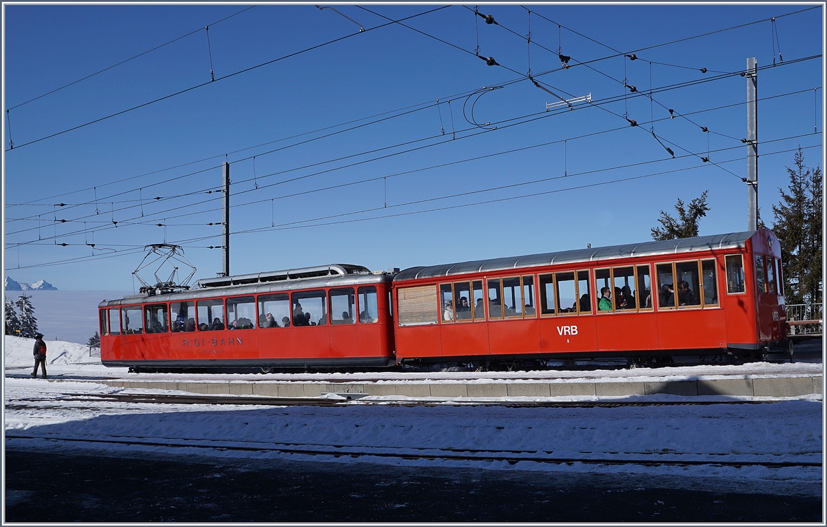 Der  RB Bhe 2/4 N 3 (1937 SLM/BBC) mit einem Steurerwagen auf der Fahrt von Vitznau nach Rigi Kulm beim Halt in Rigi Staffel.
24. Februar 2018