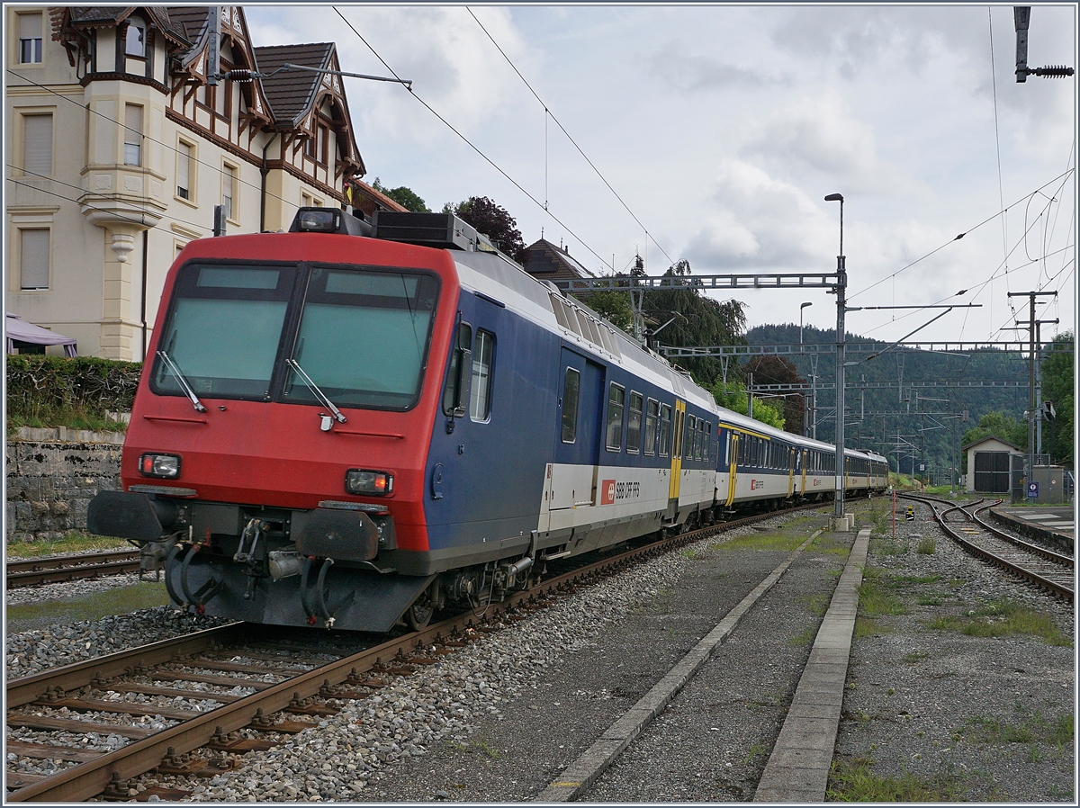 Der RE 18123 von Frasne nach Neuchâtel verlässt nach einem kurzen Halt den Bahnhof von Travers.
Der Zug bestehend aus folgenden Fahrzeugen: RBDe 562 004-2, AB 50 85 30-603-1, B 50 85 20-35 600-9, B 50 85 20-35 602-5 und dem Bt 50 85 29-35 952-5 (Schluss -> Spitze).

13. August 2019