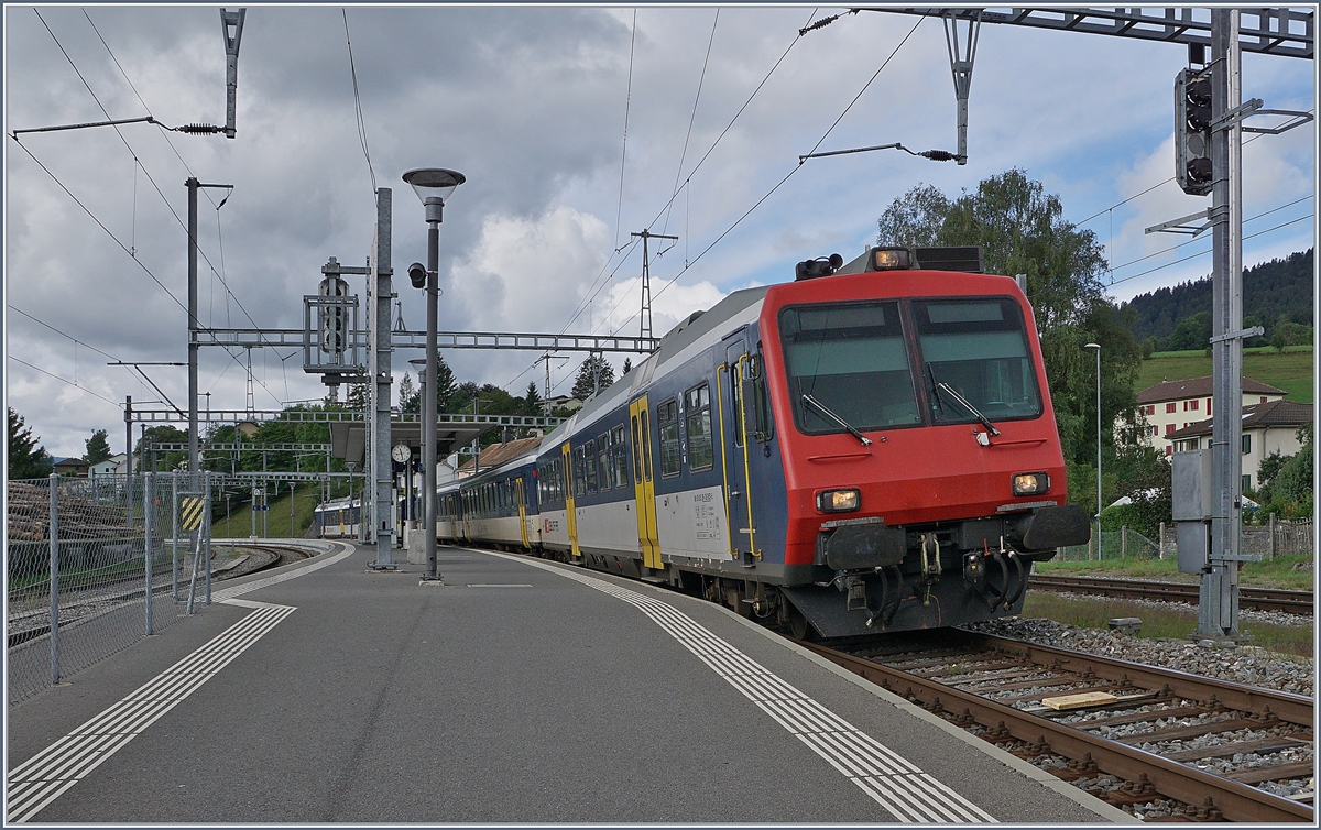 Der RE 18123 von Frasne nach Neuchâtel beim Halt in Travers.
Der Zug bestehend aus folgenden Fahrzeugen: RBDe 562 004-2, AB 50 85 30-603-1, B 50 85 20-35 600-9, B 50 85 20-35 602-5 und dem Bt 50 85 29-35 952-5 (Schluss -> Spitze).

13. August 2019