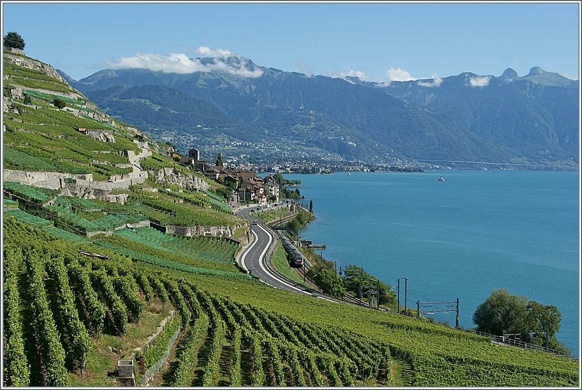 Der RE 2721 auf dem Weg nach Vevey zwischen Rivaz und St Saphorin.
9.9.13