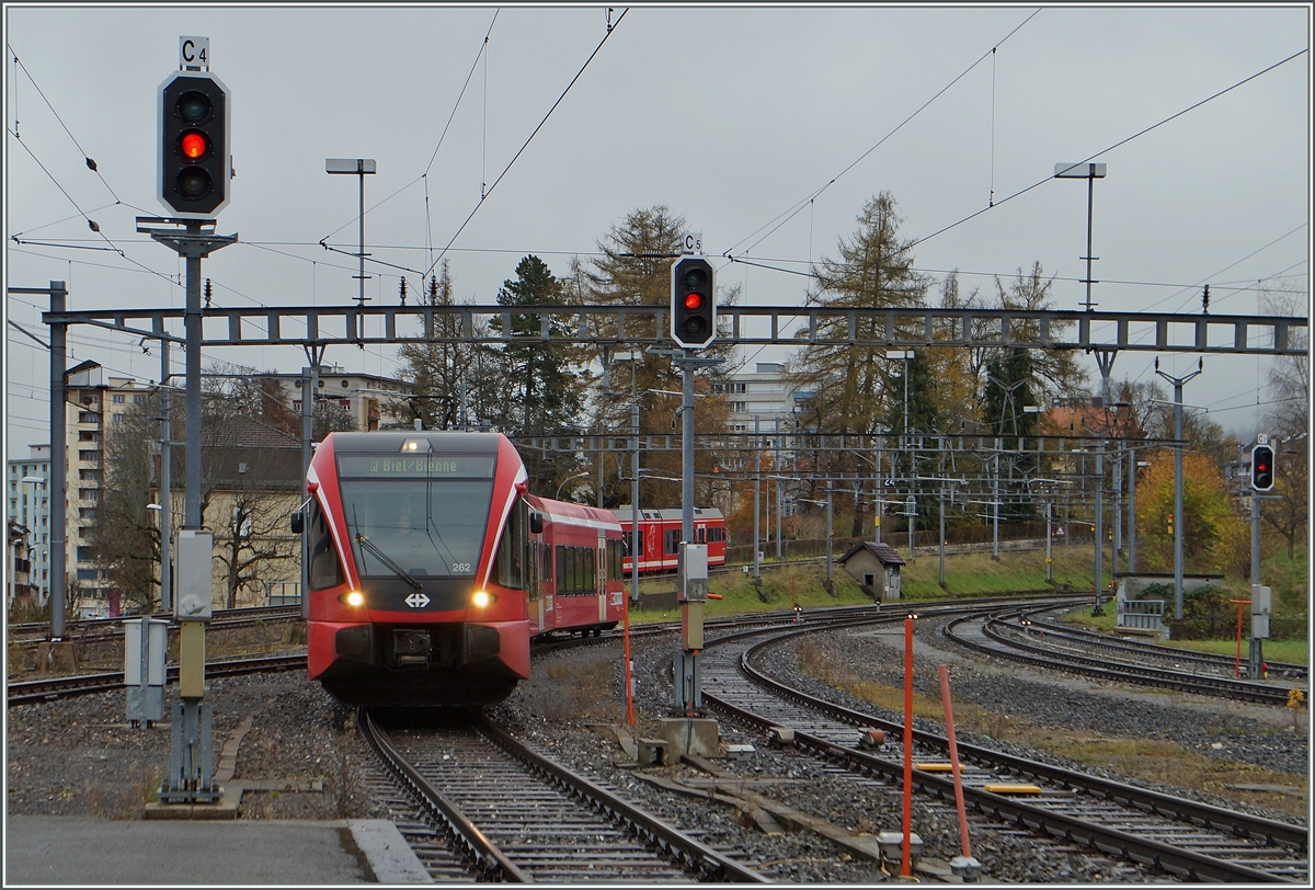 Der RE 2860 aus Biel/Bienne kommend erreicht sein Ziel La Chaux de Fonds. 
Der nun der SBB gehrende GTW 525 wurde von der RM (ex EBT/VHB/(SMB) beschafft, dann bei der Fusion mit der BLS zur BLS und nun an die SBB verkauft; doch noch immer tragen die Triebzge die RM Farben.
17. Nov. 2014