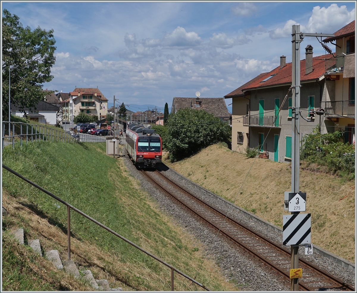 Der RegionAlpes Regionalzug 6116 hat St-Gingolph verlassen und ist nun auf dem weiten Weg nach Brig. Rechts im Bild ist ein Fahrleitungsmast der sogenant  Windschiffenfahrleitung  zu sehen. 

30. Juli 2022