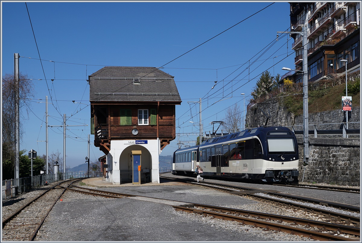 Der Regionalzug 2224 von Montreux nach Zweisimmen kurz vor der Weiterfahrt nach dem Kreuzungshalt in Chamby.
27. März 2017