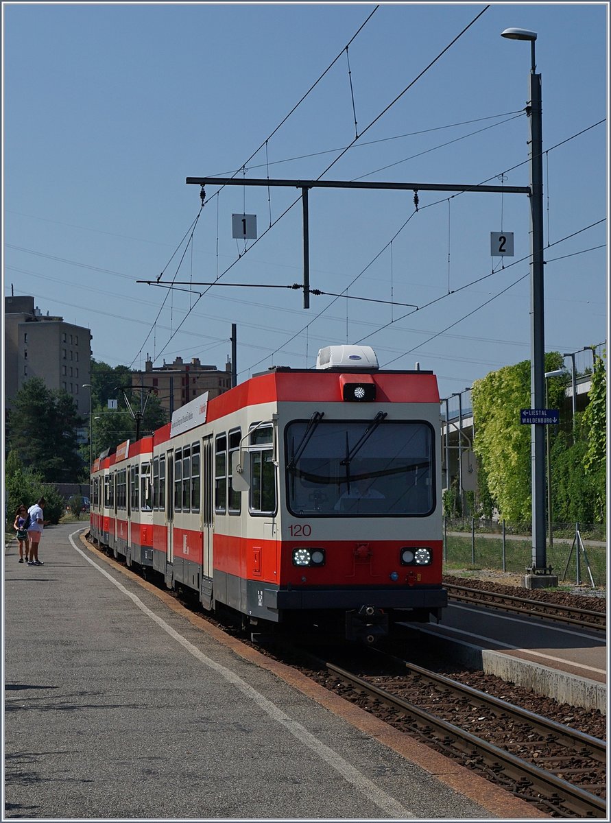Der Regionalzug 3137 von Waldenburg nach Liestal erreicht Altmarkt.
