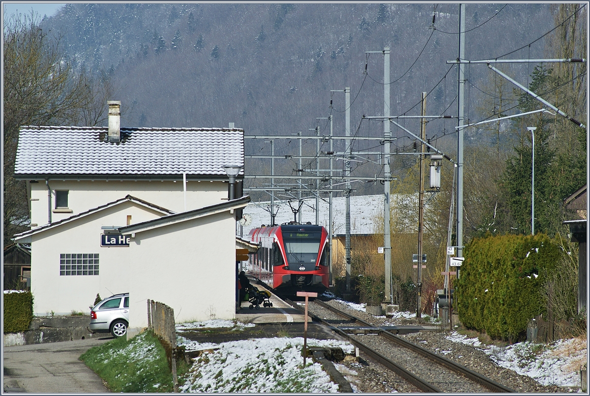 Der Regionalzug 7116 nach La Chaux-de-Fonds (Spitze) und Moutier (Schluss) verlassen den Halt La Heutte.

5. April 2019
