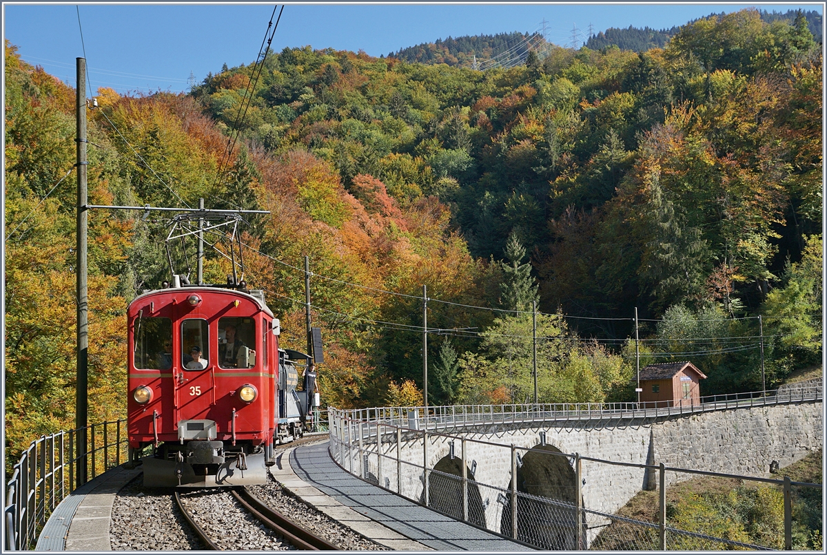 Der RhB ABe 4/4 35 folgt mit einem  Löschwagen  bei der anhaltend trockene Witterung dem vor wenigen Augenblicken vorbeigefahrenen Dampfzug Richtung Blonay.
15. Okt. 2018