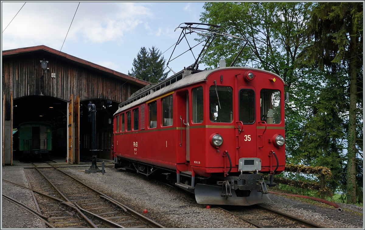 Der RhB ABe 4/4 N 35 bei der Blonay Chamby Bahn in Chaulin.
15. Mai 2016