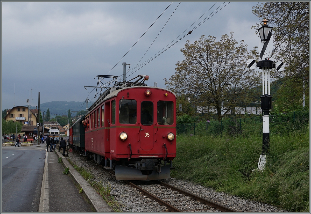 Der RhB ABe 4/4 N° 35 ist mir dem letzen Riviera Belle Epoque Zug dieses Tages von Vevey nach Chaulin unterwegs und hat gerade Blonay verlassen.
14. Mai 2016