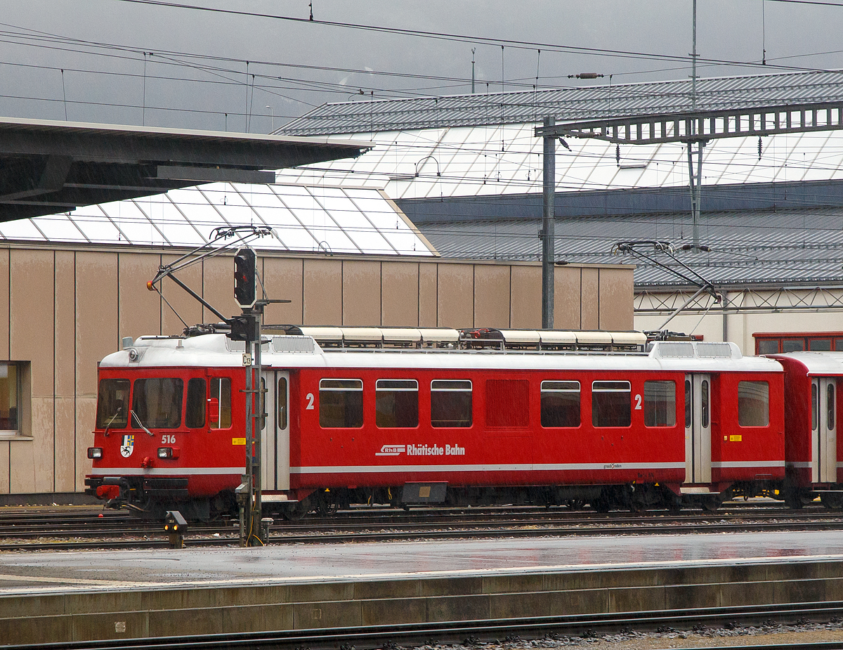 
Der RhB Be 4/4 516 am 17.02.2017 beim Bahnhof Landquart (aufgenommen aus dem Zug heraus).

Sechs dieser Elektrotriebwagen der Serie Be 4/4 mit den Betriebsnummern 511 bis 516 kommen bei der Rhtischen Bahn (RhB) im Regionalverkehr, meist als dreiteilige Pendelzge (Triebwagen, Zwischenwagen B 24xx und Steuerwagen ABDt 17xx), zum Einsatz. 

Im Jahr 1971 lieferten die Unternehmen FFA (Wagenksten), SIG (Drehgestelle) und SAAS (elektrische Ausrstung) die ersten vier Triebwagen (Nummern 511–14) an die RhB, seinerzeit die ersten serienmigen Triebfahrzeuge der Schweiz mit stufenloser elektronischer Leistungsregelung (Phasenanschnittsteuerung mittels Thyristoren). Gleichzeitig stellte die RhB die dazu passenden Zwischenwagen B 2411–14 und Steuerwagen ABDt 1711–14 in Dienst, so dass vier dreiteilige Pendelzge gebildet werden konnten. Im Gegensatz zum brigen RhB-Rollmaterial besitzen die Be 4/4-Pendelzge automatische Kupplungen und Druckluftbremsen; ein gemischter Einsatz mit anderen Fahrzeugen ist deshalb nicht mglich. 1979 beschaffte die RhB zwei weitere praktisch baugleiche Zge mit den Endnummern 15 und 16. Nachdem 1988 vier zustzliche Zwischenwagen (B 2417–20) hinzugekommen waren, konnten auch vierteilige Zge verkehren. Ab 1994 durchliefen die Fahrzeuge ein umfangreiches Refit-Programm, wobei die elektrische Ausrstung mit Ausnahme der Fahrmotoren komplett erneuert wurde.

Die gesamte Zugskomposition war von Anfang an darauf ausgelegt, einmnnig bedient zu werden. Deshalb sind alle Tren mit einer pneumatischen Trschlieung ausgestattet, die vom Fhrerstand aus bettigt werden kann (seitenselektive Trfreigabe). Die Tren besitzen Druckknopf-Vorauswahltasten neben den Tren. Auch besitzen sie eine Trschlieautomatik, die beim Anfahren die Tren selbstttig schliet und whrend der Fahrt geschlossen hlt. Bei der Inneneinrichtung wurde auch darauf geachtet, dass gengend Haltestangen vorhanden sind, da im geplanten Einsatz durchaus mit Stehpassagieren gerechnet werden musste. Alle Achsen sind scheibengebremst. Die Drehgestelle sind mit Seitenanlenkern versehen und besitzen keine Drehzapfen. Der Triebwagen besitzt zwei zweiachsige Drehgestelle mit Einzelachsantrieb, die Achsformel lautet dementsprechend Bo’Bo’. Die Triebmotoren sind gegenlufig, mit entsprechend angepassten Getrieben, angeordnet. Diese – zwar aufwendigere – Anordnung hat Vorteile in der Laufruhe des Drehgestells. Die eingebaute Vielfachsteuerung ist fr den Betrieb von bis zu drei Einheiten ausgelegt. Um ein schnelles Kuppeln und Entkuppeln zu gewhrleisten, wurden automatische +GF+-Kupplungen in der Ausfhrung fr Vorortsbahnen (GFV) eingebaut, bei denen neben der mechanischen Verbindung zugleich auch die elektrischen und pneumatischen Leitungen gekuppelt werden.

Die Fahrzeuge verfgen ber eine Beschleunigung von 0,8 m/s. Die zulssige Endgeschwindigkeit betrgt 90 km/h. Die elektrische Bremse kann ebenfalls mit einer Verzgerung von 0,8 m/s den Zug bis auf eine Geschwindigkeit von 20 km/h abbremsen. Darunter schaltet sich die elektropneumatische Bremse selbstttig zu, um die abfallende Bremsleistung der elektrischen Bremse zu kompensieren. Die elektrische Bremse ist auch auf die Dauerbelastung ausgelegt, die bei einer Anwendung als Beharrungsbremse bei einem vollausgelasteten Zug in einem 45 ‰ Geflle auftritt (z.B. Davos – Kblis). Die Stundenleistung betrgt 780 kW bei 45 km/h.

TECHNISCHE DATEN der Be 4/4:
Anzahl: 6
Hersteller: FFA, SIG, SAAS
Baujahre: 1971 und 1979
Spurweite: 1.000 mm (Meterspur)
Achsformel: Bo’Bo’
Lnge ber Puffer: 18,7 m (dreiteiliger Pendelzug 55,8 m)
Dienstgewicht: 44,6 t
Radsatzfahrmasse:  11,2 t
Hchstgeschwindigkeit: 	90 km/h
Stundenleistung: 4  196 kW = 784 kW  (1.156 PS)
Beschleunigung: 0,8 m/s
Bremsverzgerung: 0,8 m/s
Stromsystem: 11 kV 16,7 Hz
Anzahl der Fahrmotoren: 	4
Bremse: elektrische Widerstandsbremse
Zugbremse: elektropneumatische Druckluftbremse Bauart Oerlikon
Kupplungstyp: +GF+-Vorortsbahnkupplung (GFV)
