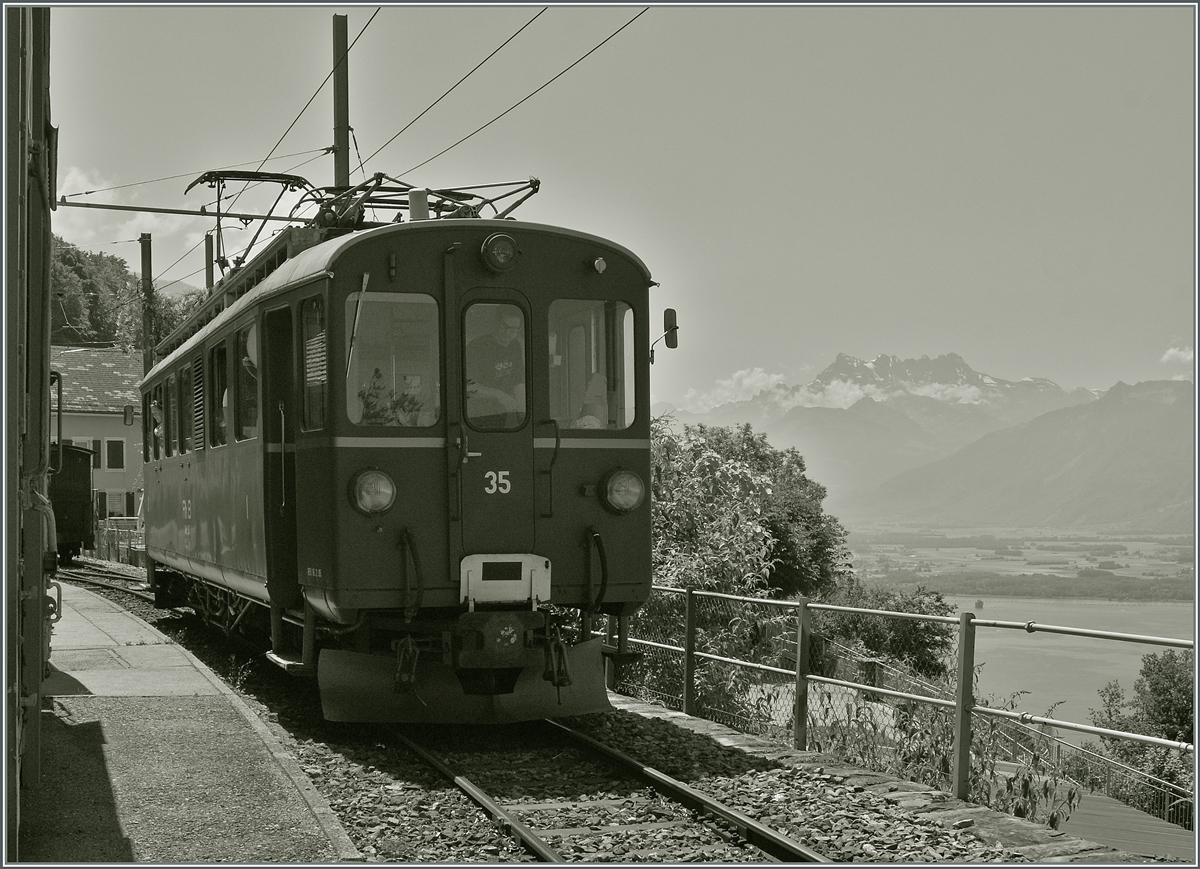Der RhB Bernina ABe 4/4 N 35 ist bei der Blonay-Chamby Bahn recht oft im Einsatz, hier auf der Fahrt von Blonay nach Chaulin beim Wenden in Chamby. Im Hintergrund sind die  Dents de Midi  zu erkennen. 
28. Juni 2015