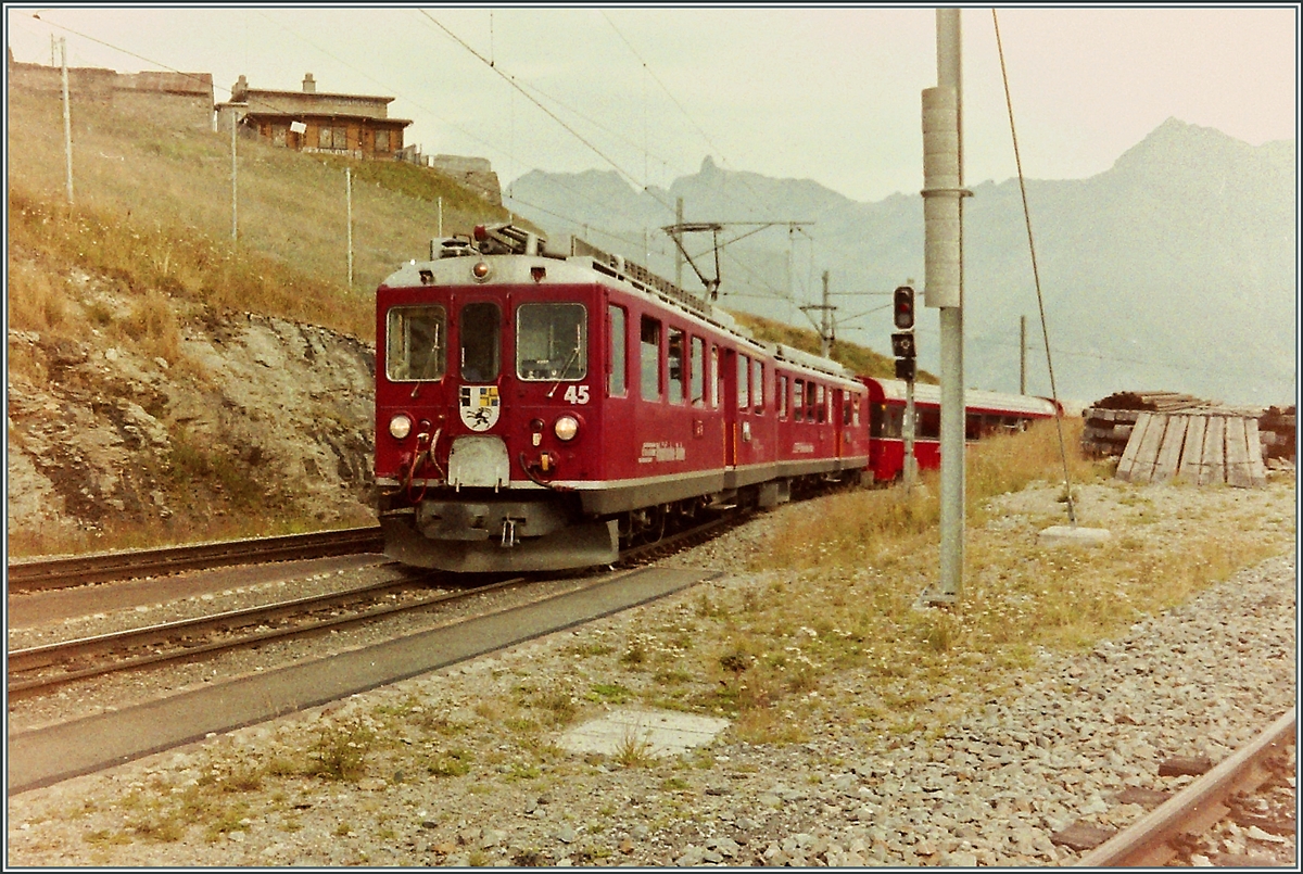 Der Rhb Bernina Bahn ABe 4/4 II 45 und ein weiterer erreichen von Poschiavo kommend Alp Grüm. 

Sept. 1993