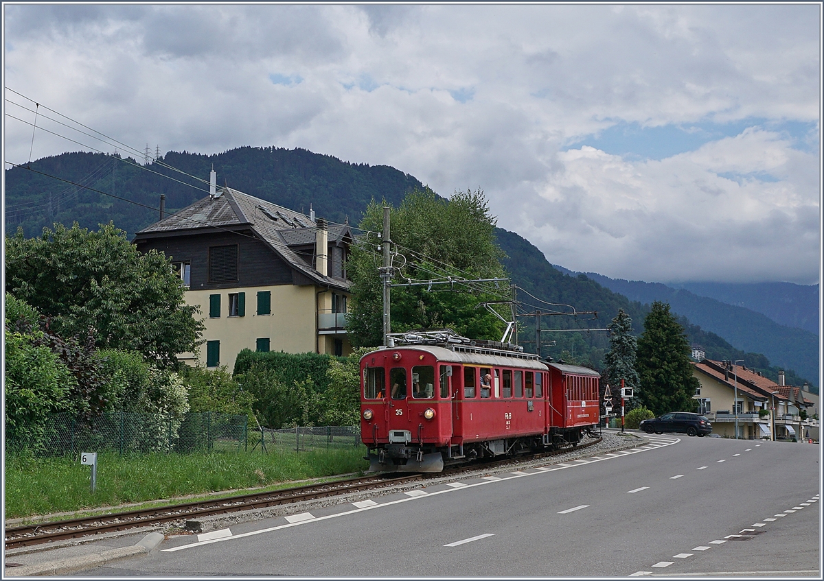 Der RhB Bernina Bahn ABe 4/4 I 35 erreicht als Blonay-Chamby Bahn Riviera Belle Epoque von Chaulin nach Vevey den Bahnhof von Blonay. 

28. Juni 2020