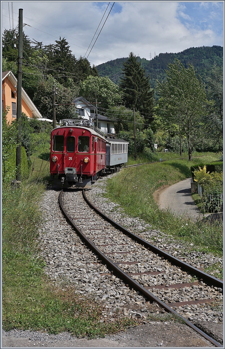 Der RhB Bernina Bahn ABe 4/4 I 35 der Blonay - Chamby Bahn erreicht in Kürze Blonay.

26. Juli 2020 