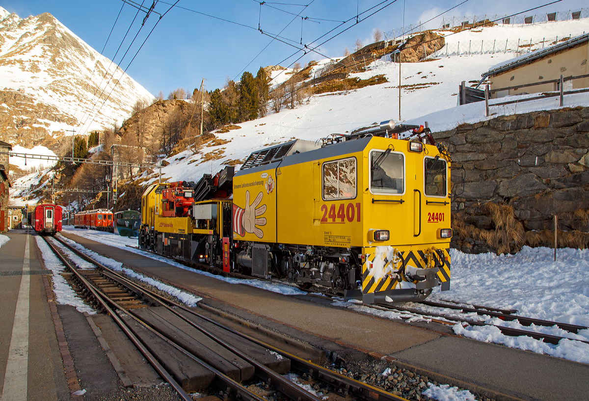 Der RhB (Rhtische Bahn) Xmf 6/6 24401, ex 92020, ein Fahrleitungsturmwagen vom Typ Plasser & Theurer MTW 100.160 fhrt am 20.02.2017 vom Bahnhof Alp Grm (2.091 m . M.) hinab in Richtung Tirano. 

Der MTW 100.160 wurde 2007 von Plasser & Theurer unter der Maschinen-Nr. 934 gebaut. 

TECHNISCHE DATEN: 
Spurweite: 1.000 mm (Meterspur)
Achsformel: Bo’+Bo’Bo’
Baujahr: 2007
Lnge ber Puffer: 19,26 m
Drehzapfenabstand: 5,35 m / 8,50 m
Achsabstand im Drehgestell: 1.800 mm
Leistung  der  Dieselmotoren: 2 x 395 kW
Eigengewicht: 69,00 t
Hchstgeschwindigkeit: 90 km/h (eigen oder geschleppt)