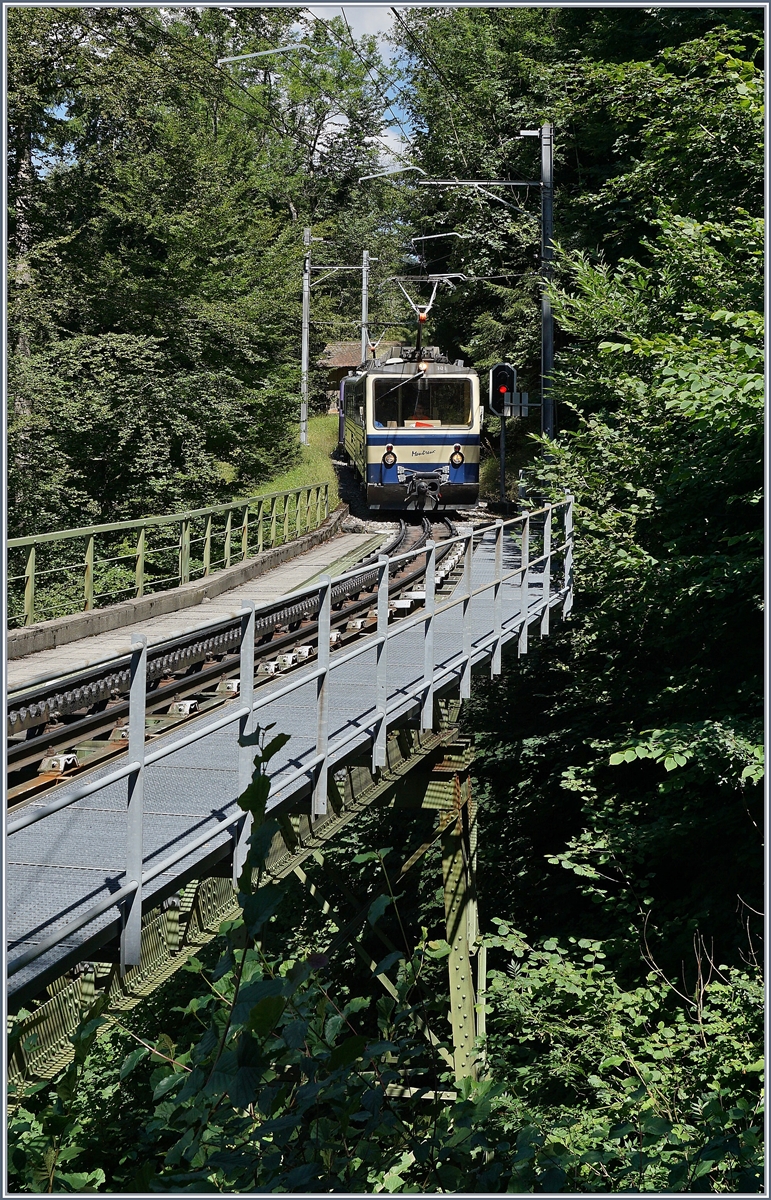 Der Rochers de Naye Beh 4/8 101  Montreux  auf Talfahrt kurz vor Le Tremblex. 

7. Aug. 2016