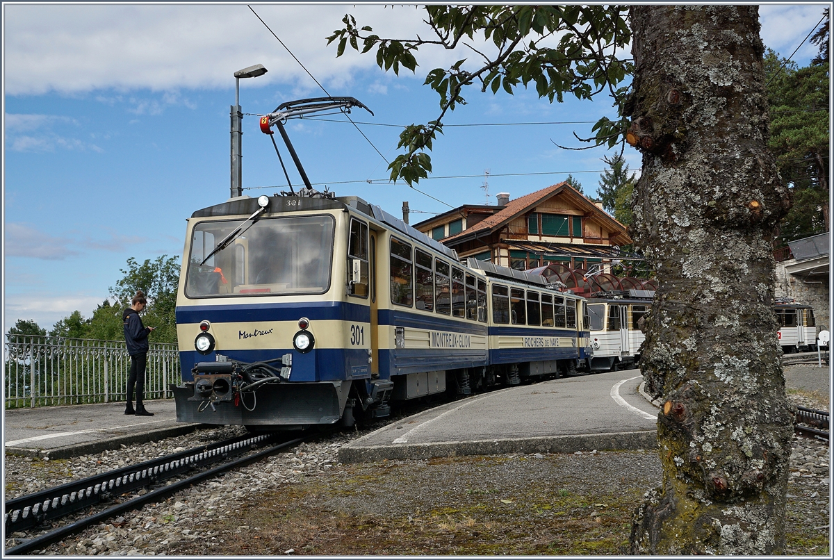 Der Rochers de Naye Beh 4/8 301 und (etwas verdeckt) 305 warten in Glion auf die Weierfahrt nach Montreux. 

16. Sept. 2017