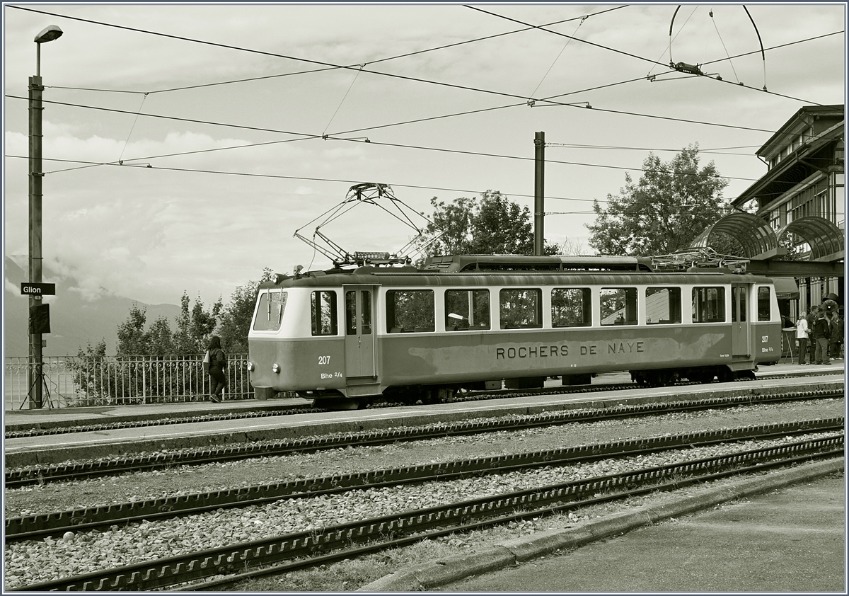 Der Rochers de Naye Bhe 2/4 207 bei der Fahrzeugparade 125 Jahre Rochers de Naye als S/W Version.
16. Sept. 2017