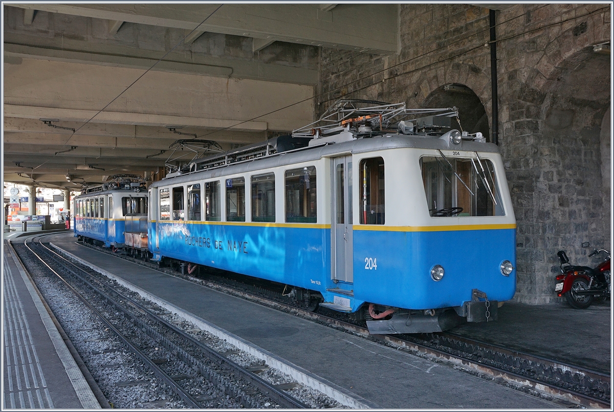 Der Rochers de Naye Bhe 2/4 204 und ein weiterer in Montreux. 

3. Aug. 2018