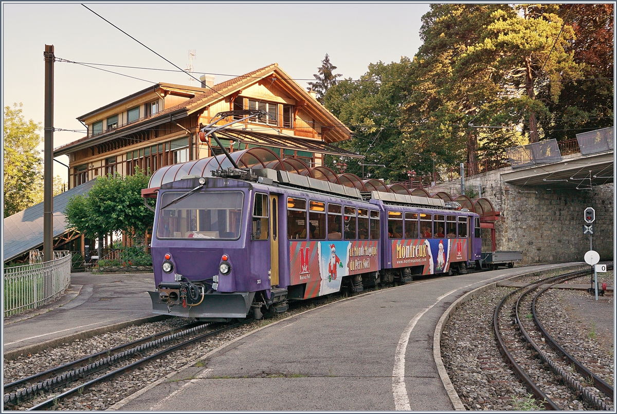 Der Rochers de Naye Bhe4/8 303 beim Halt in Glion.
1. Juli 2018