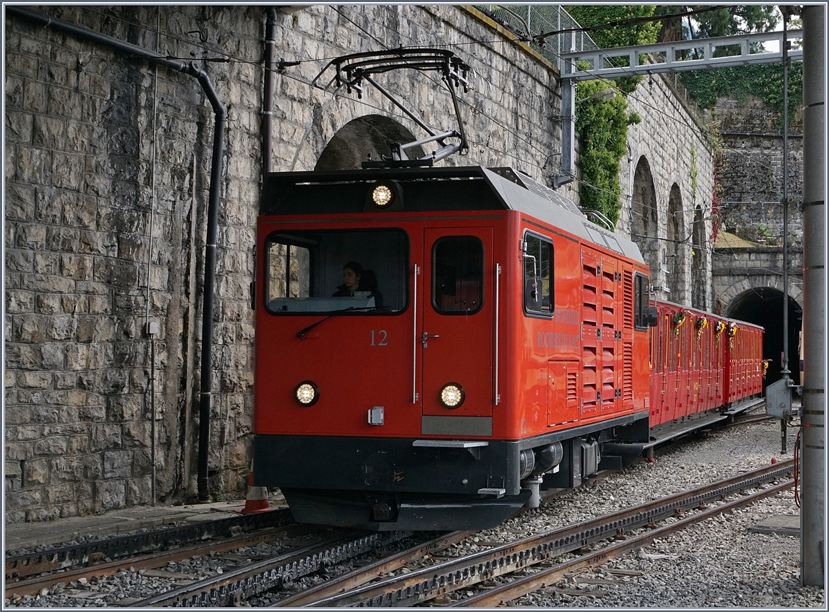 Der Rochers de Naye Hem 2/2 N° 12 erreicht mit seinem Belle Epoque Zug sein Ziel Montreux.
16. Sept. 2017