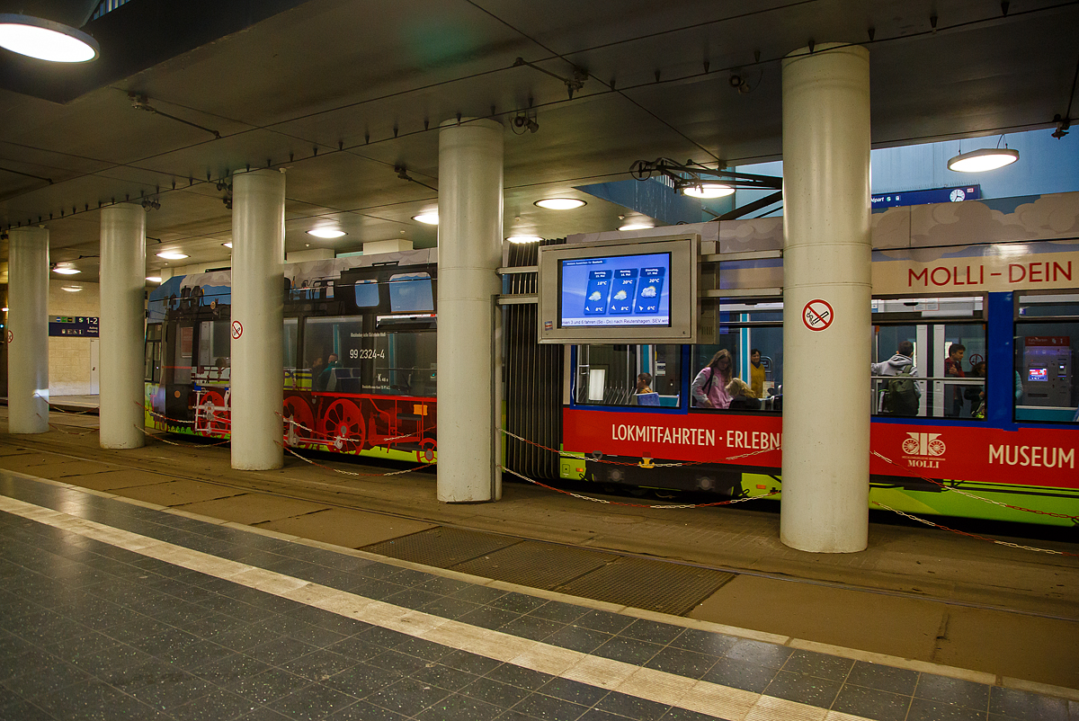 Der RSAG Triebwagen 687, ein Niederflur-Gelenktriebwagen vom Typ DUEWAG 6N GTW DE „6N1“, der Rostocker Straßenbahn AG am 14.05.2022 in der Station Rostock Hbf (tief) mit Werbung für Mecklenburgische Bäderbahn Molli. Die man auch als Straßenbahn Bad Doberan bezeichnen könnte;-) 