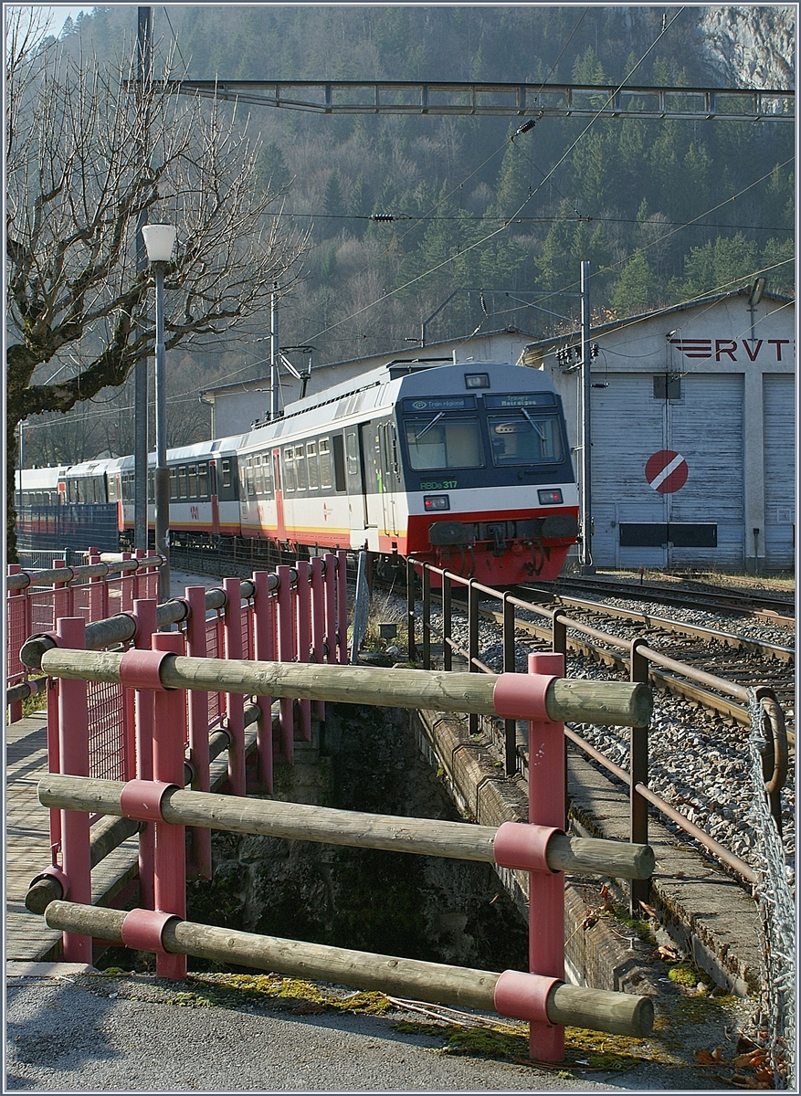 Der RTV TRN RBDe 566 317 Pendelzug rangiert in Fleurier. 

19. Nov. 2009