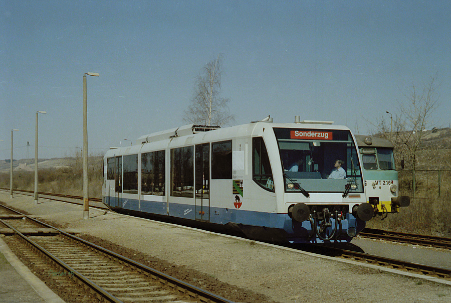 Der Rurtalbahn Triebwagen 6.008.1 (654 008) w�hrend einer Auschreibungsfahrt vom Land Sachsen-Anhalt, am 15.04.1996 in Karsdorf. (Foto: J�rg Berthold)
