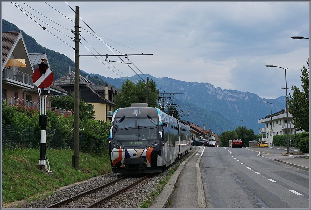 Der von Sarah Morris gestaltete Lenkerpendel  Monarch , bestehend aus ABt 341, Be 4/4 5001 und Bt 241 bei seiner Weiterfahrt in Blonay Richtung Chamby.
Blonay, den 26. Juni 2017
