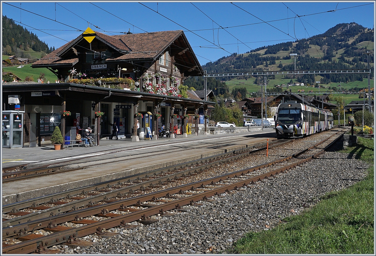 Der von Sarah Morris gestaltete Lenkerpendel  Monarch , bestehend aus ABt 341, Be 4/4 5001 und Bt 241, unterwegs als Regionalzug 2527 von der Lenk nach Rougemont beim Halt in Saanen. Neben dem kunstvoll gestalteten Zug lohnt sich auch ein Blick auf die üppige Blumenpracht des Bahnhofs!
10. Okt. 2017