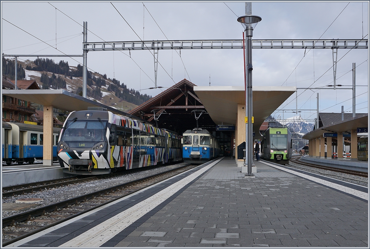 Der von Sarah Morris gestaltete Lenkerpendel  Monarch , bestehend aus ABt 341, Be 4/4 5001 und Bt 241 und ein ABDe 8/8 in Zweisimmen. 

10. Jan. 2018 

