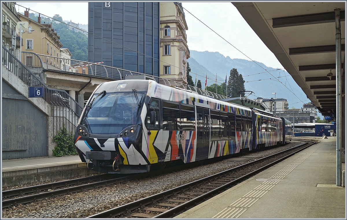 Der von Sarah Morris gestaltete Lenkerpendel  Monarch  bestehend aus ABt 341, Be 4/4 5001 und Bt 241, ist von Zweisimmen kommend in Montreux eingetroffen. 

26. April 2020