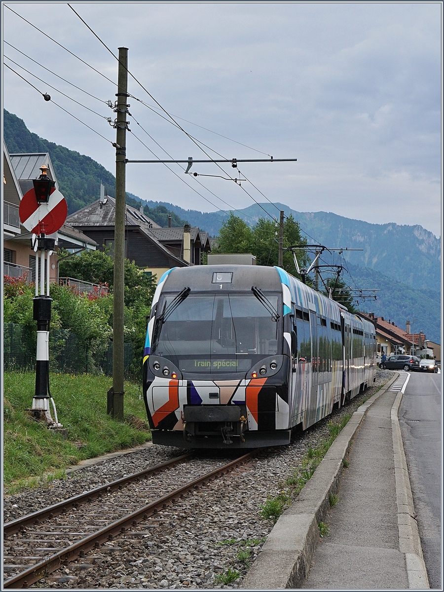 Der von Sarah Morris gestaltete Lenkerpendel  Monarch , bestehend aus ABt 341, Be 4/4 5001 und Bt 241, in Blonay. 26. Juni 2017