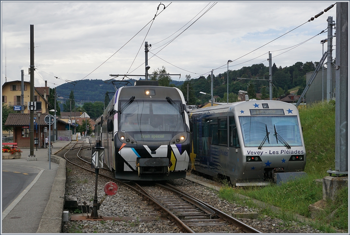 Der von Sarah Morris gestaltete Lenkerpendel  Monarch , bestehend aus ABt 341, Be 4/4 5001 und Bt 241, in Blonay.

26. Juni 2017