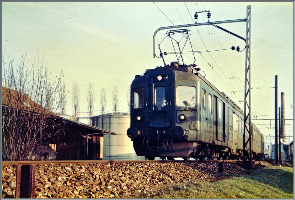 Der SBB BDe 4/4 1631 verlässt mit einem Regionalzug nach Aarau Zofingen.

3. März 1985