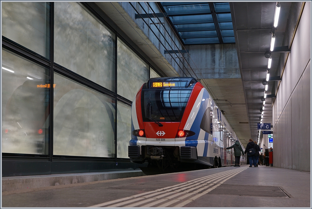 Der SBB CFF LEX RABe 522 228 als SL2 nach Genève beim Halt in Genève Eaux-Vives. 

15. Dez. 2019