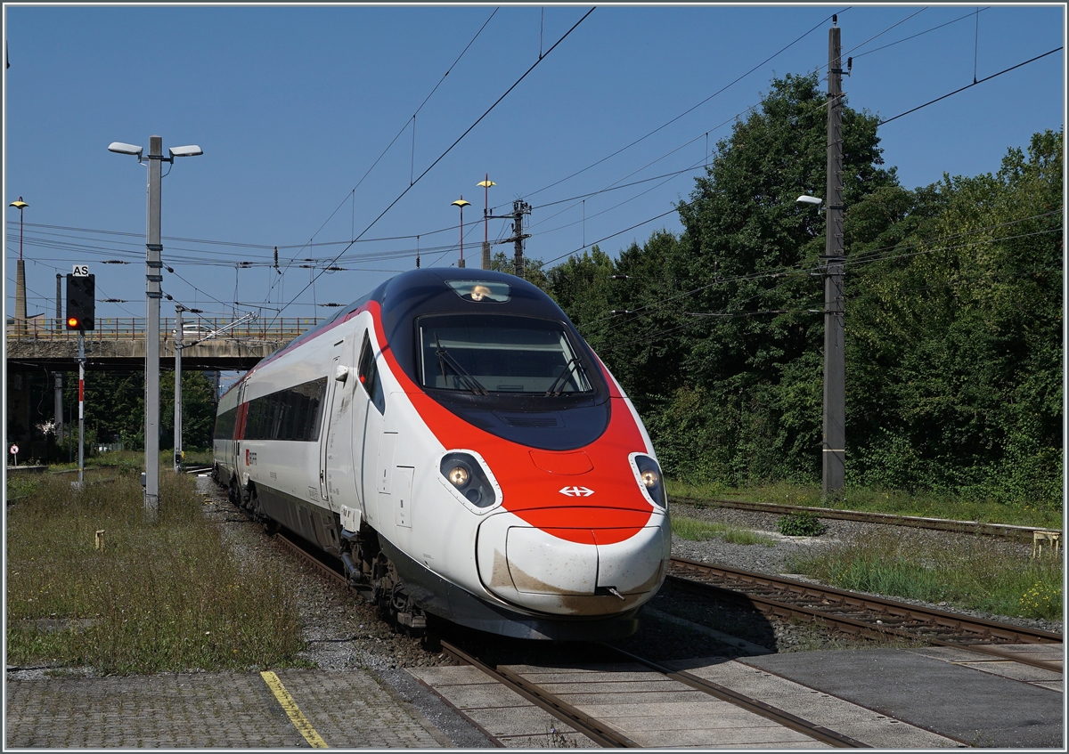 Der SBB ETR 610 005 erreicht als EC von Zürich nach München den Bahnhof von Bregenz. 

14. August 2021