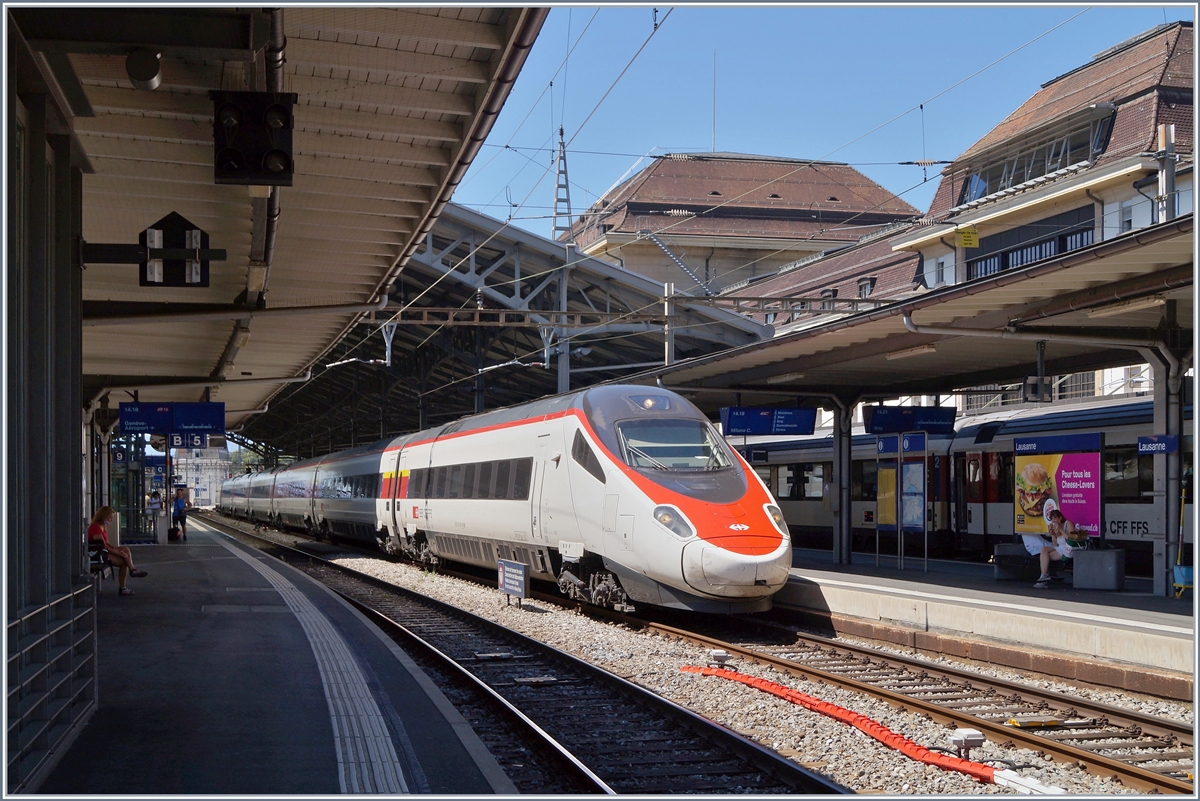 Der SBB ETR 610 006 als EC 39 nach Milano beim Halt in Lausanne. 

27. Juli 2020