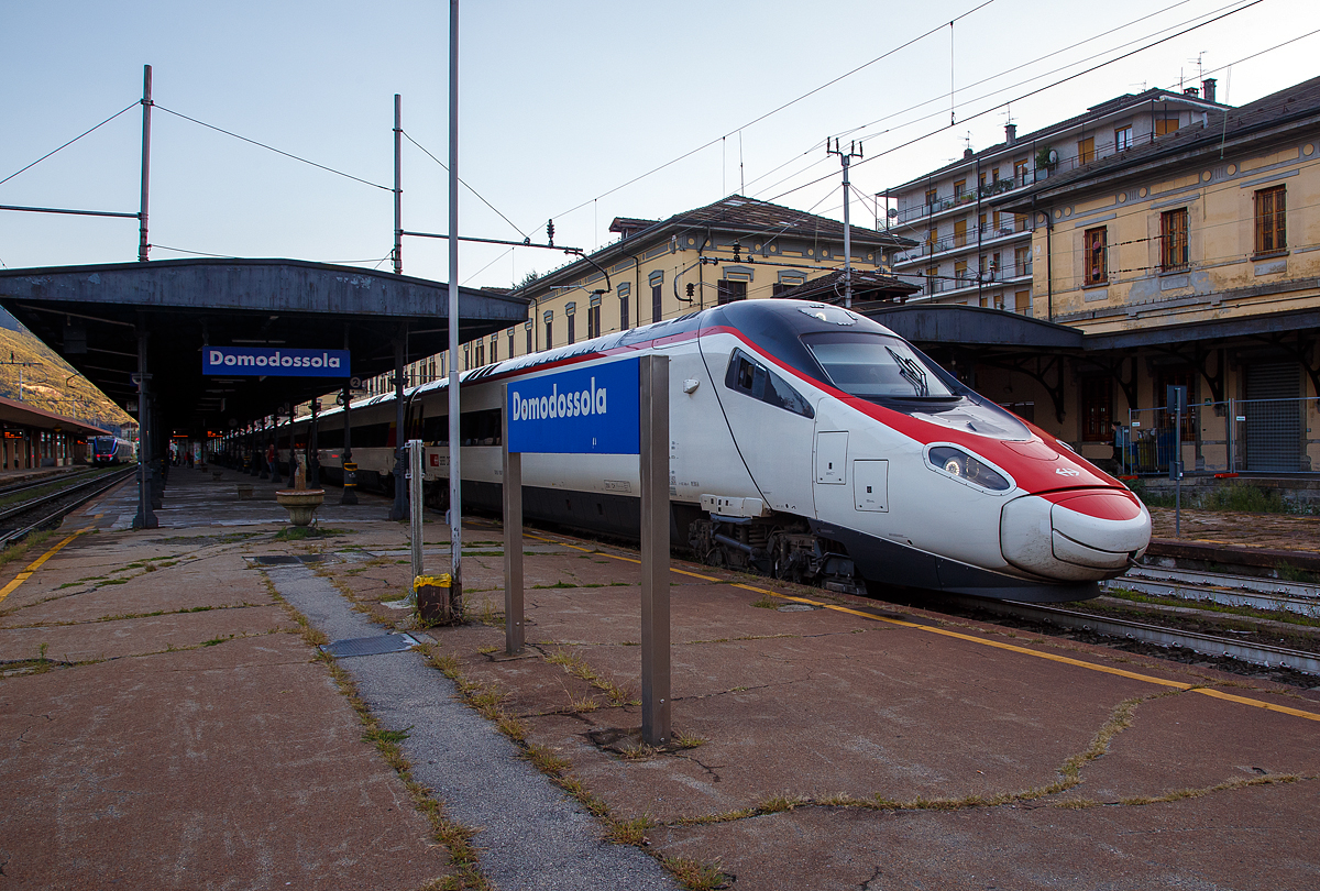 Der SBB ETR 610 014 der 1. Serie (93 85 1 503 014-7 CH-SBB) am 14.09.2017, als EC 36 (Milano Centrale - Stresa - Domodossola - Brig - Sion - Montreux - Lausanne - Genve),  beim Halt im Bahnhof Domodossola. Die SBB bezeichnen die Zge auch als  Astoro  (abgeleitet aus italienisch astore fr  Habicht ). 