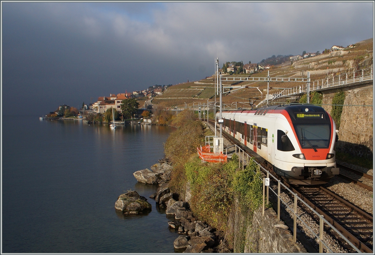 Der SBB Flirt RABe 523 013 nach Yverdon bei Rivaz kurz nach St-Saphorin.

22. Nov. 2014