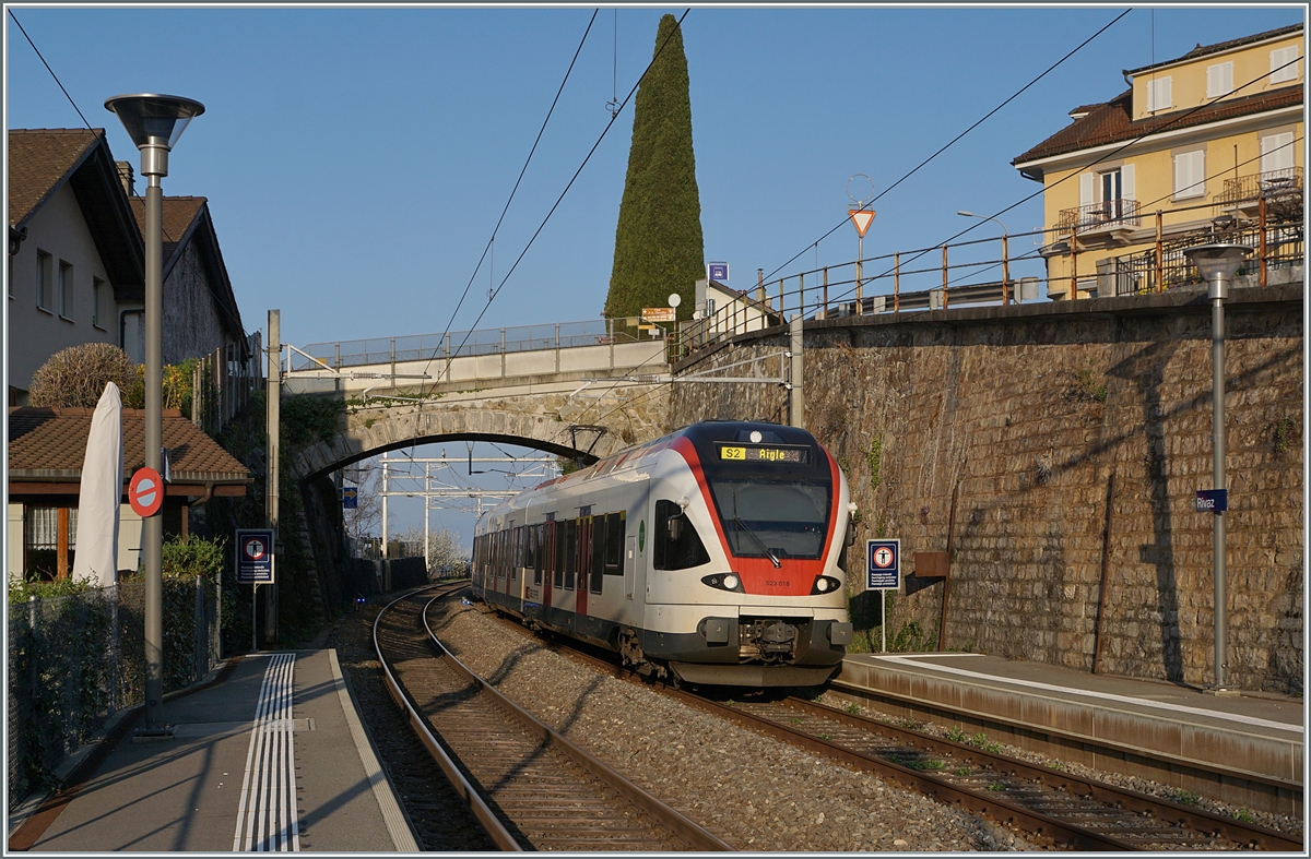 Der SBB Flirt RABe 523 016 ist als RER auf dem Weg nach Aigle und erreicht nun den Bahnhof von Rivaz. 

3. April 2021